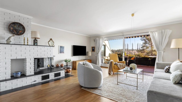 Romslig stue med flere møbleringsmuligheter. Her er det plass til sittegruppe, TV-område og skrivebord e.l. Det er en peis i stuen for ekstra varme og hygge på kjølige dager.