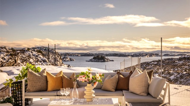 - Fra terrassen går berget slakt ned mot vågen i front og man kan spasere rett inn i løypen til "Askøy på langs". Her er det kjekt å utforske naturen for både store og små. -