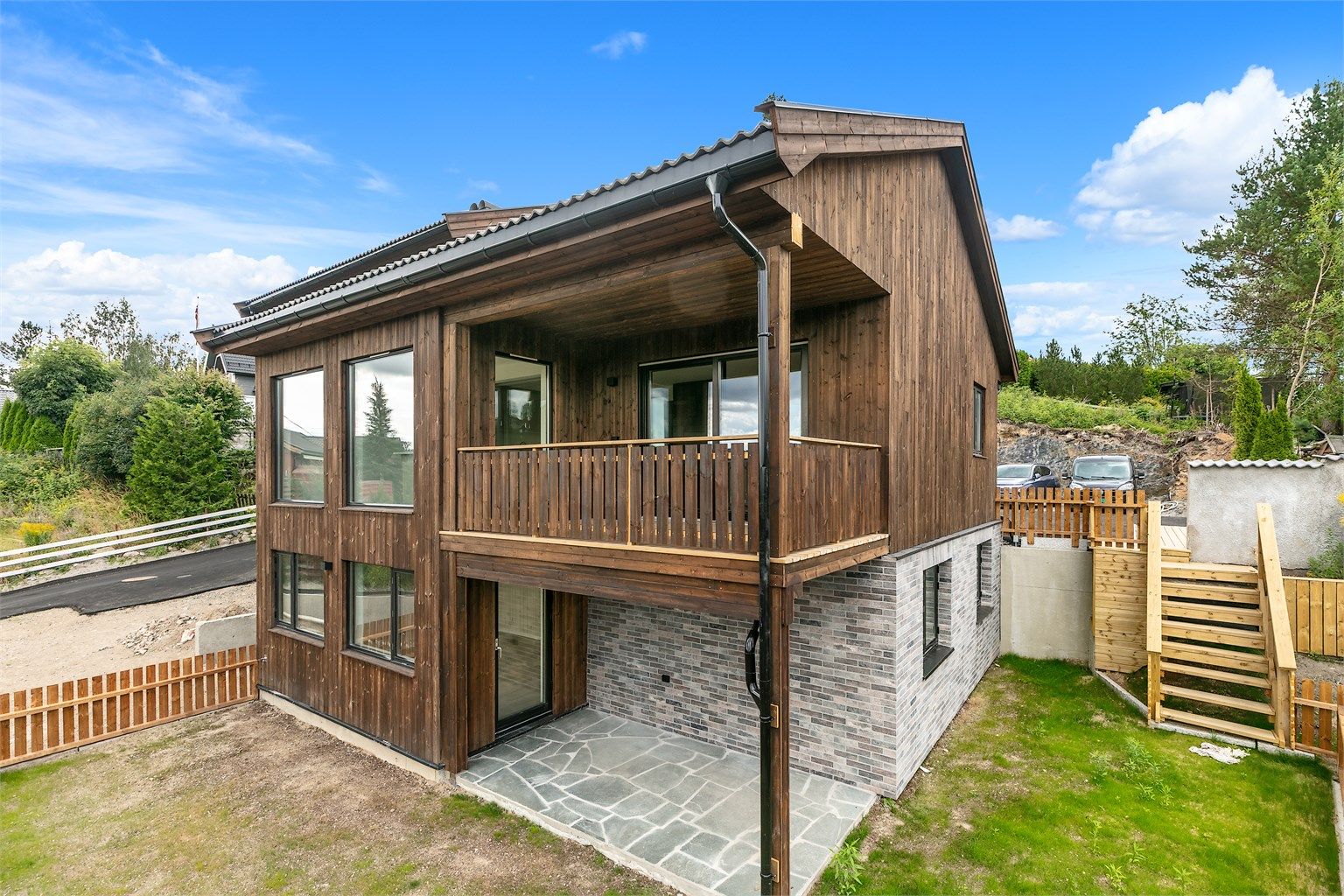 Velkommen til Ringveien 3B!, koselig og innbydende nyrestaurert 2 mannsbolig oppført over 2 plan m/fin utsikt til nærområdet. Utvendig kledd med Royalimpregnert kledning for enkelt vedlikehold i flere år fremover