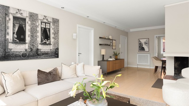 Den luftige stuen har god plass til både stor sofagruppe og en naturlig spiseplass.