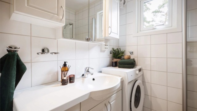 Innredningen består av servant med skap og speilskap med belysning. Det er også praktisk opplegg for både vaskemaskin og tørketrommel.