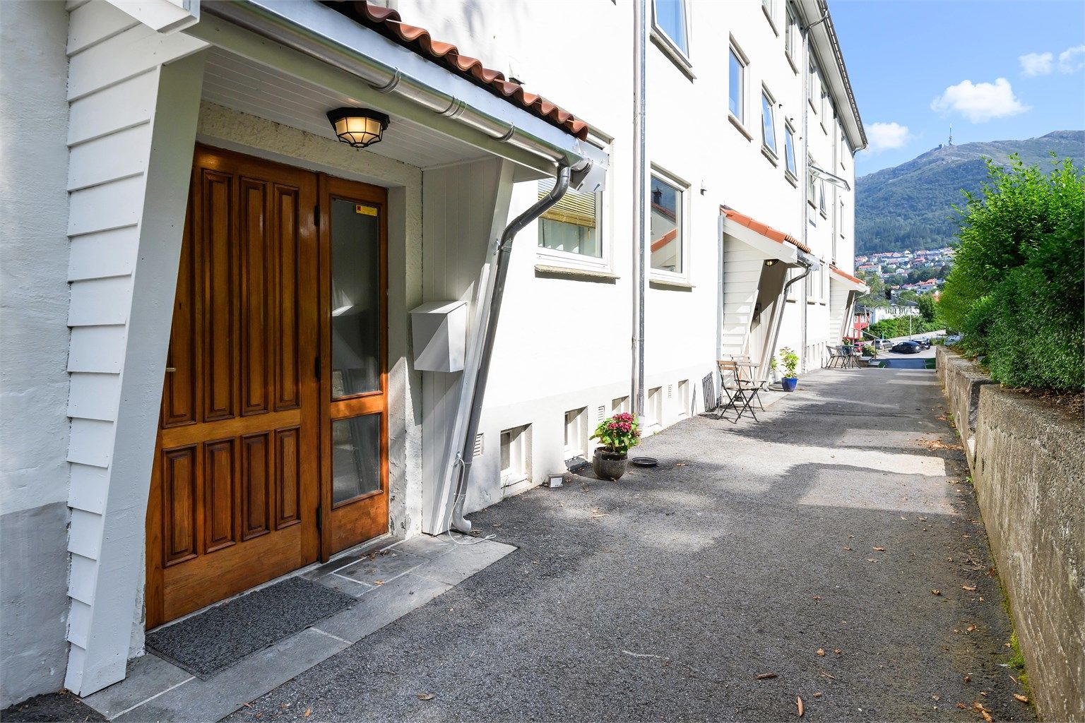 Hovedinngangen til bygget.