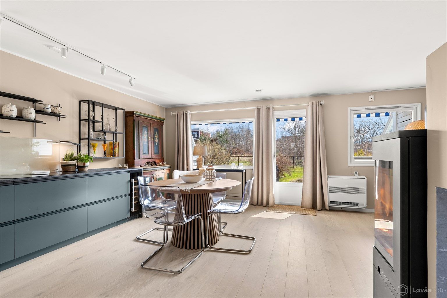 Store deler av leiligheten er oppusset hovedsakelig november/desember 2024 fremstår i dag som moderne og tidløs, med gjennomtenkte materialvalg og en tidsmessig standard.