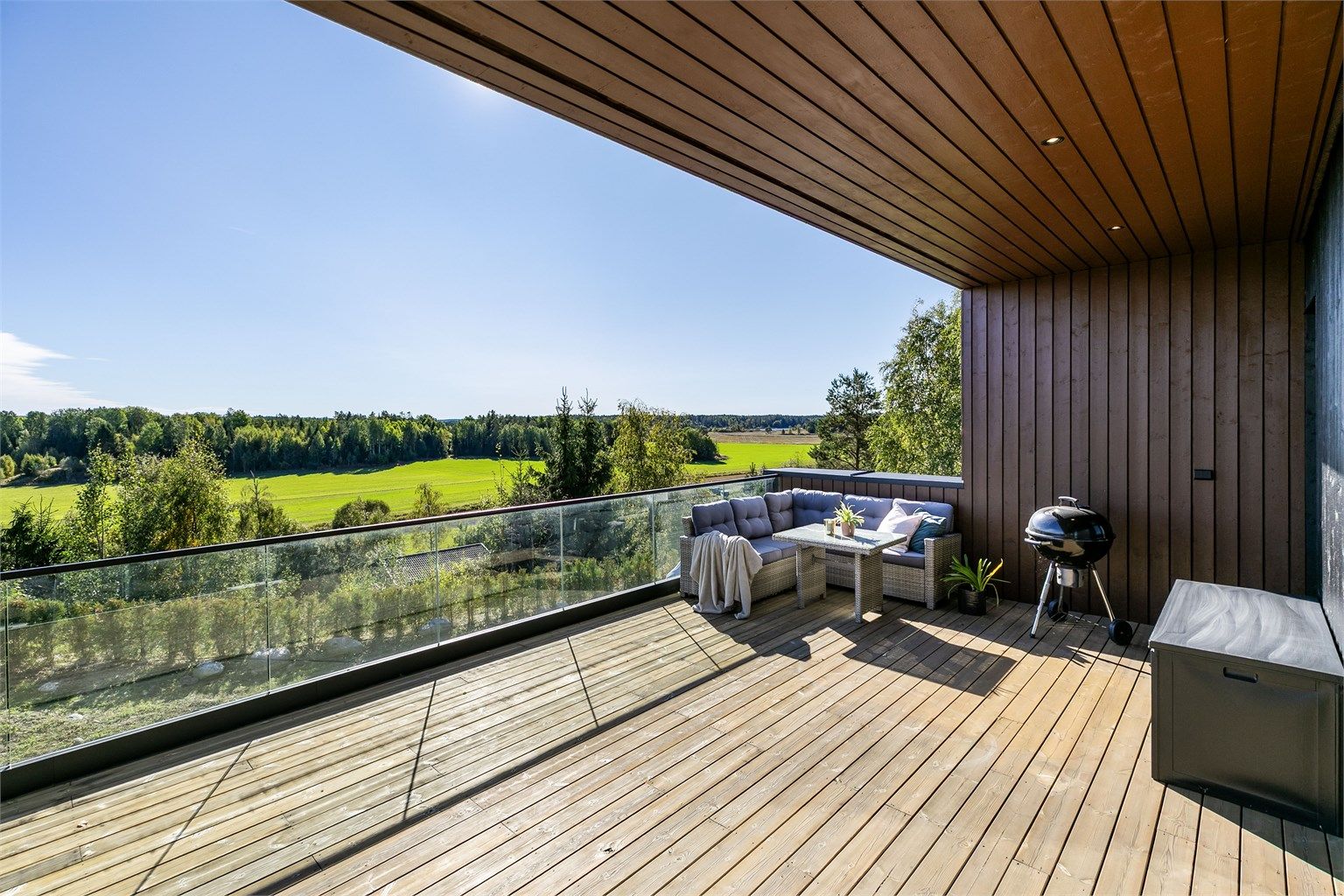 De åpne omgivelsene rundt boligen gir upåklagelige solforhold, sommerstid fra grytidlig morgen.