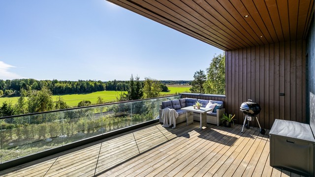 De åpne omgivelsene rundt boligen gir upåklagelige solforhold, sommerstid fra grytidlig morgen.