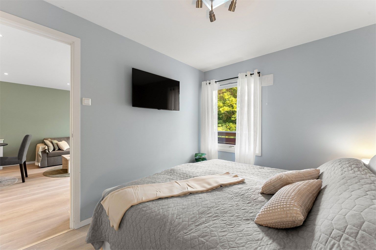 Fra soverommet er det enkel adkomst tilbake til stuen.