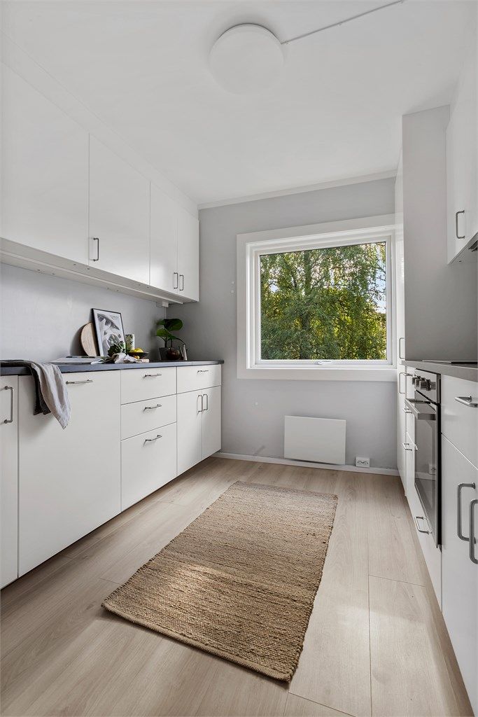 Kjøkkenet ble fornyet i 2025 med hvit innredning fra Ikea og laminat på gulvet.