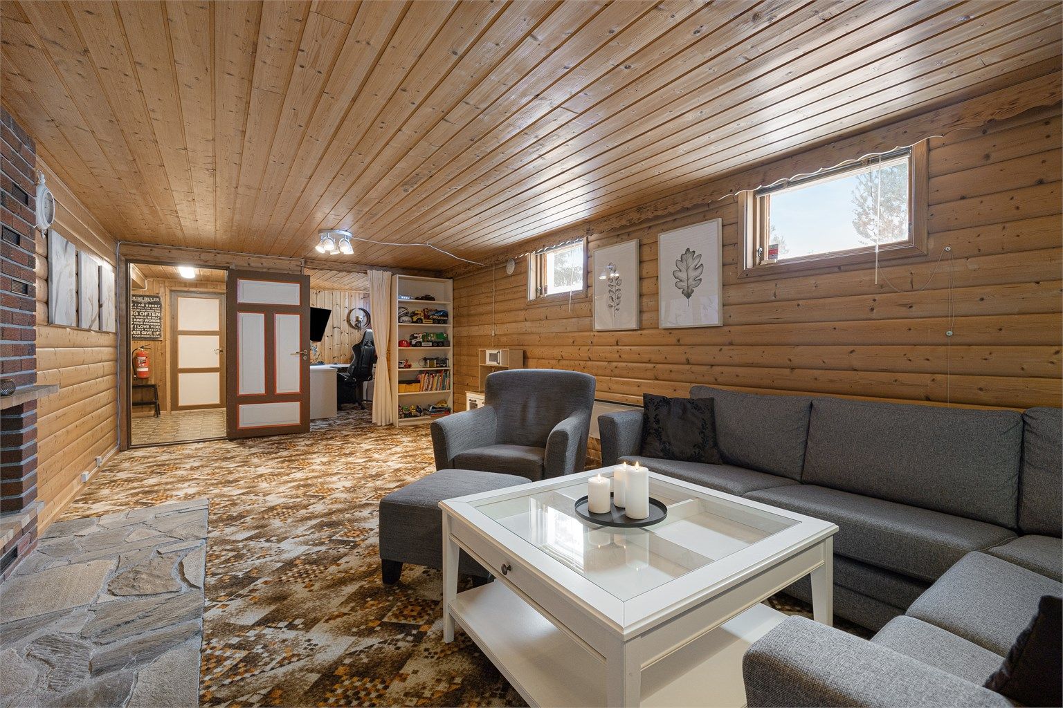 Kjellerstuen er et romslig, innredet rom med en murt peis med innsats.