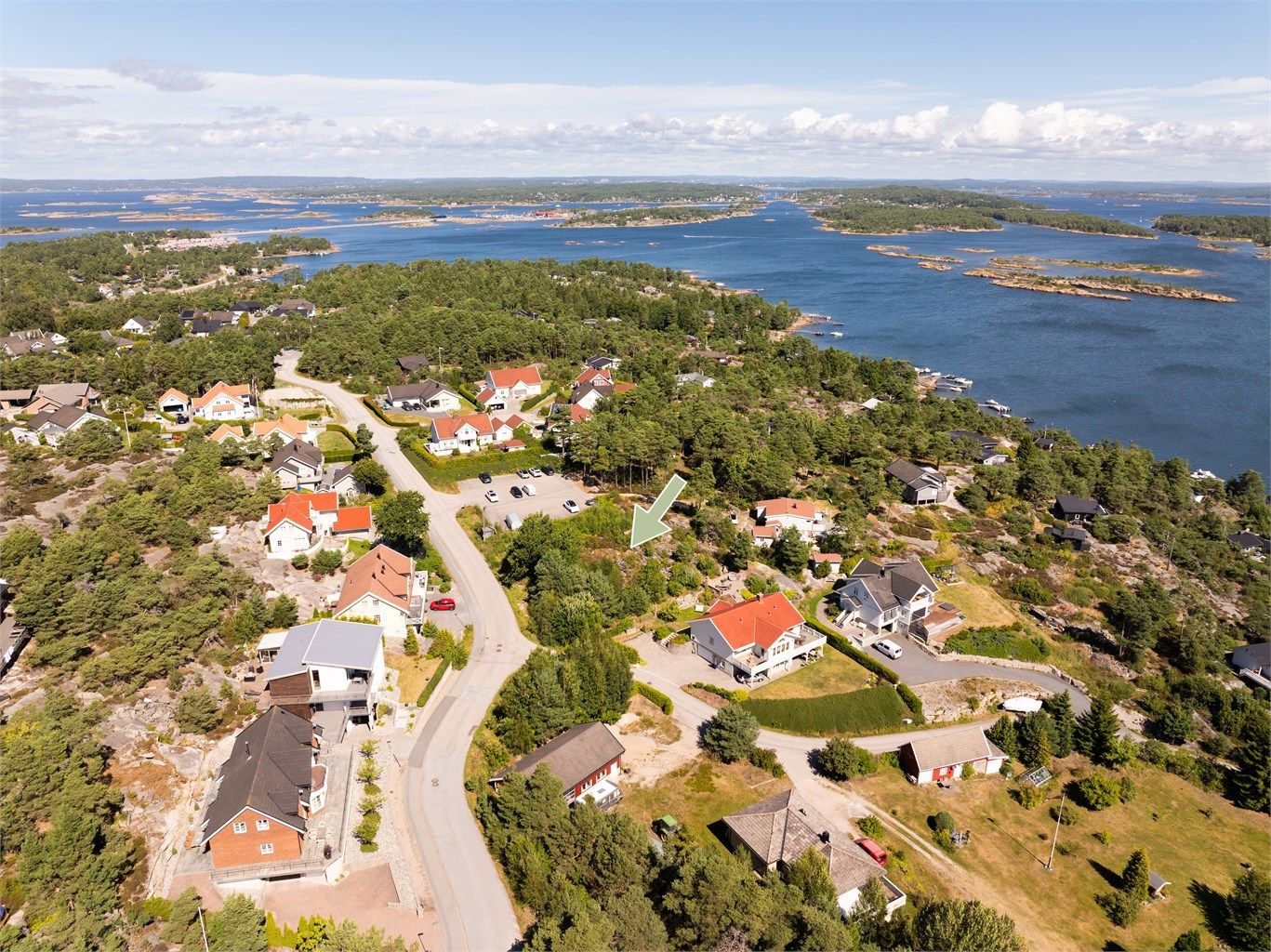 Boligområdet rundt Norderhaugveien på Vesterøy er blant Hvalers mest sentrale i forhold til fastlandet.