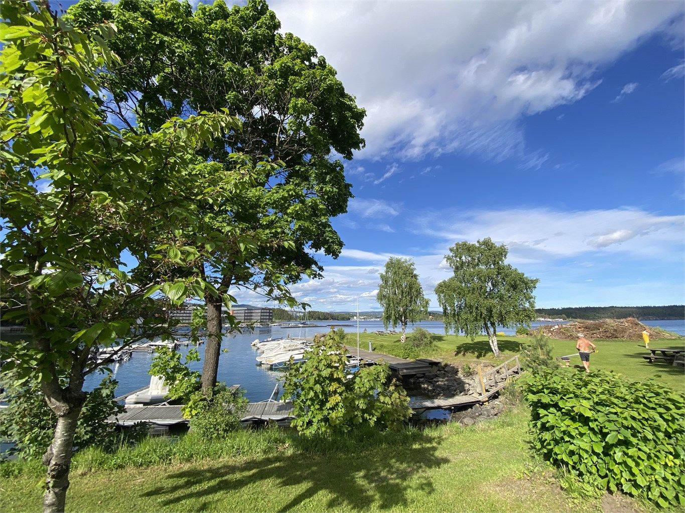 Ved medlemskap i Lagåsen vel (koster 500kr i året) så får man tilgang til felles strandområdet med båtplasser som kan leies, og mulighet for bading og grilling.
