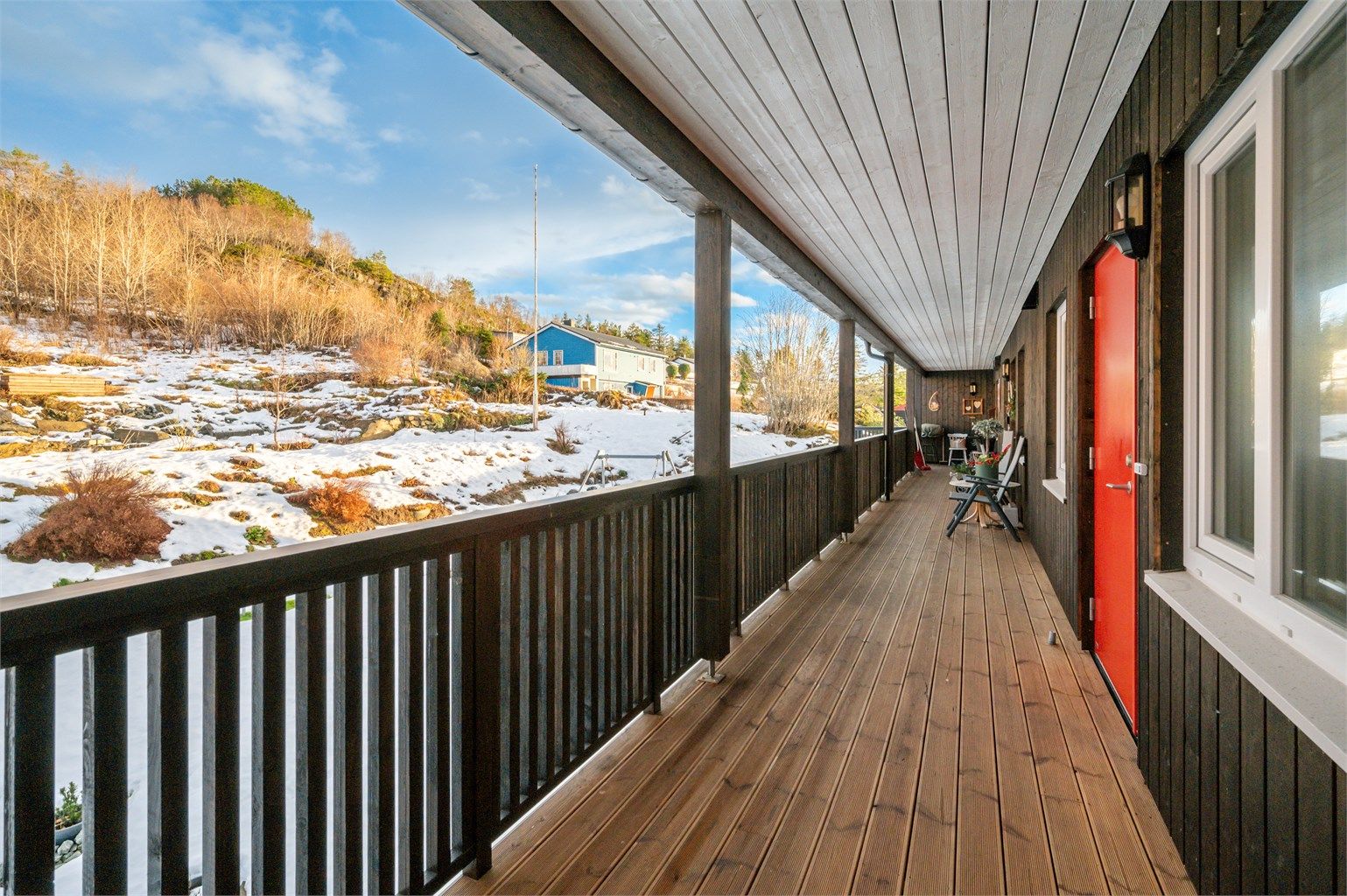 To av soverommene vender mot rolig og lun svalgang.