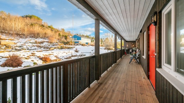 To av soverommene vender mot rolig og lun svalgang.