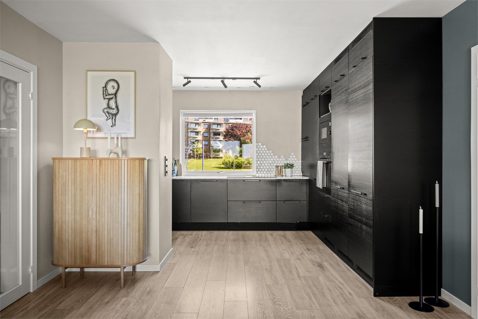 Moderne kjøkken fra Epoq (2021) med slette, mørke fronter og laminat benkeplate.