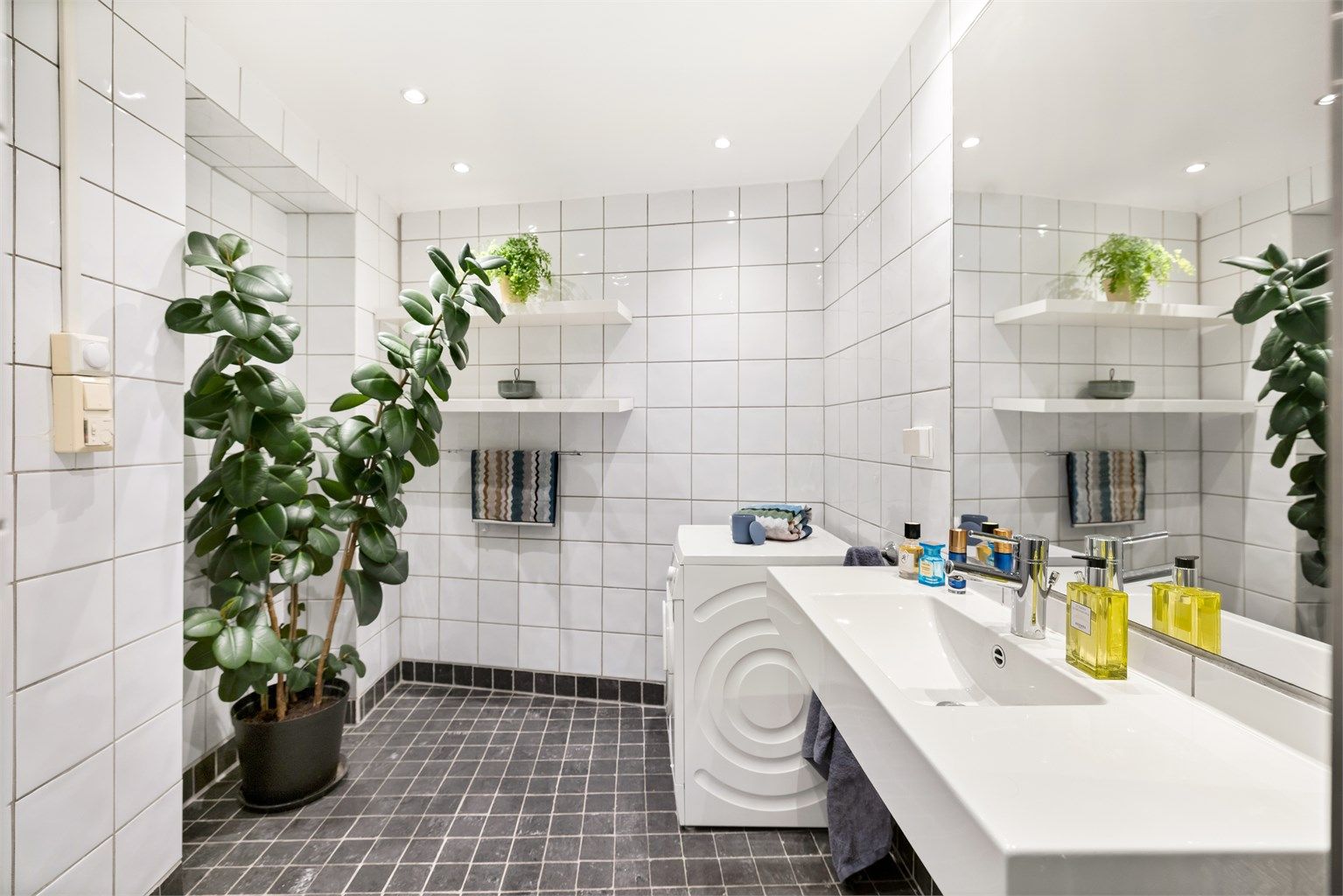 Badet er romslig og downlights i tak sikrer godt lys.