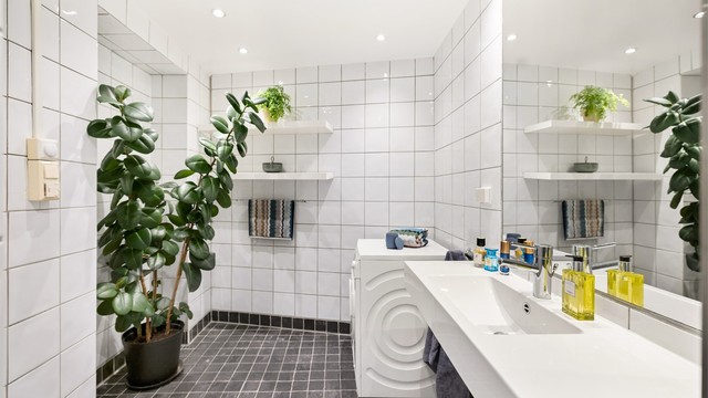 Badet er romslig og downlights i tak sikrer godt lys.