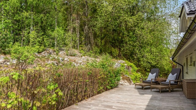 Det er i tillegg ca. 45m² som strekker seg rundt huset