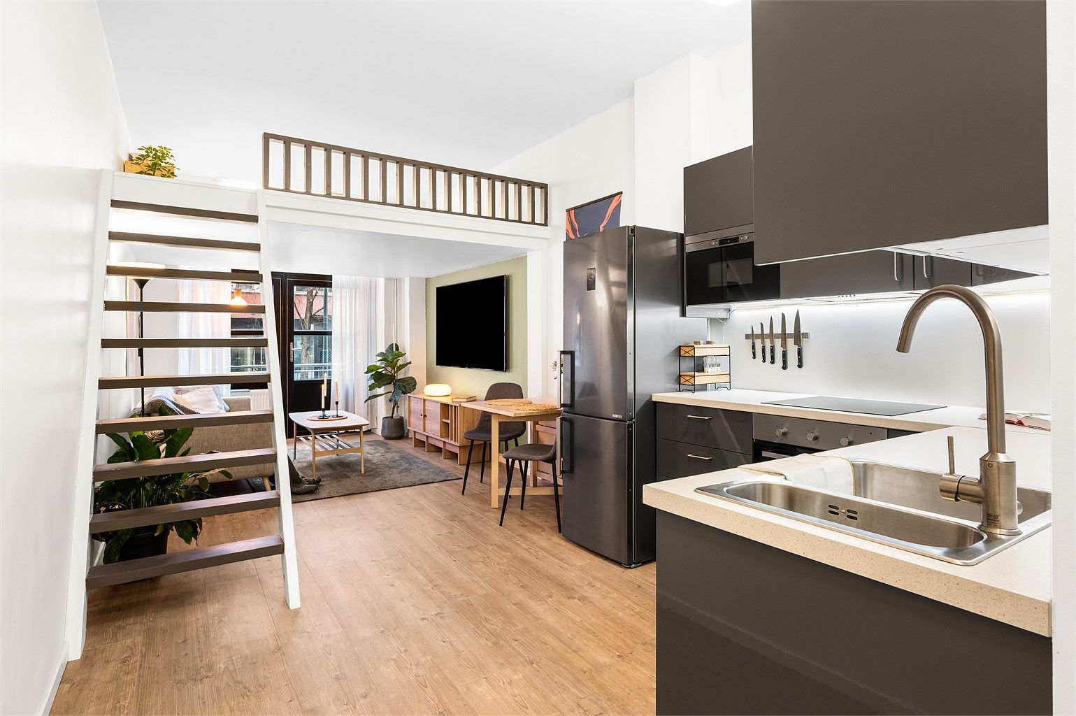 Planløsningen består av en entré, sovealkove, stue/kjøkken, hems, i tillegg til en nordvestvendt balkong.