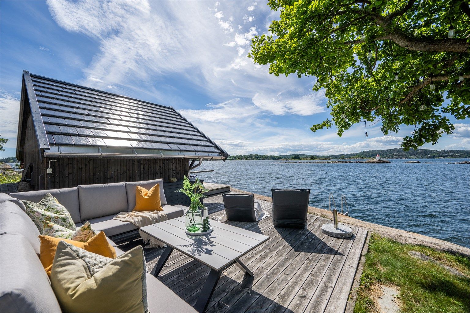 Sjøbod og brygge med 2 båtplasser. Det medfølger også flere små holmer og skjær.(Platting ved sjøbod er ikke omsøkt)  