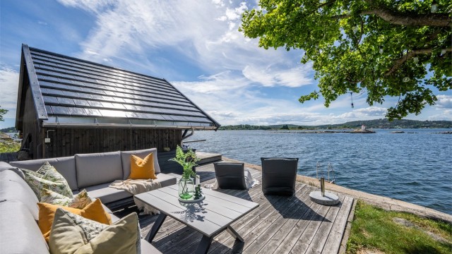 Sjøbod og brygge med 2 båtplasser. Det medfølger også flere små holmer og skjær.(Platting ved sjøbod er ikke omsøkt)
