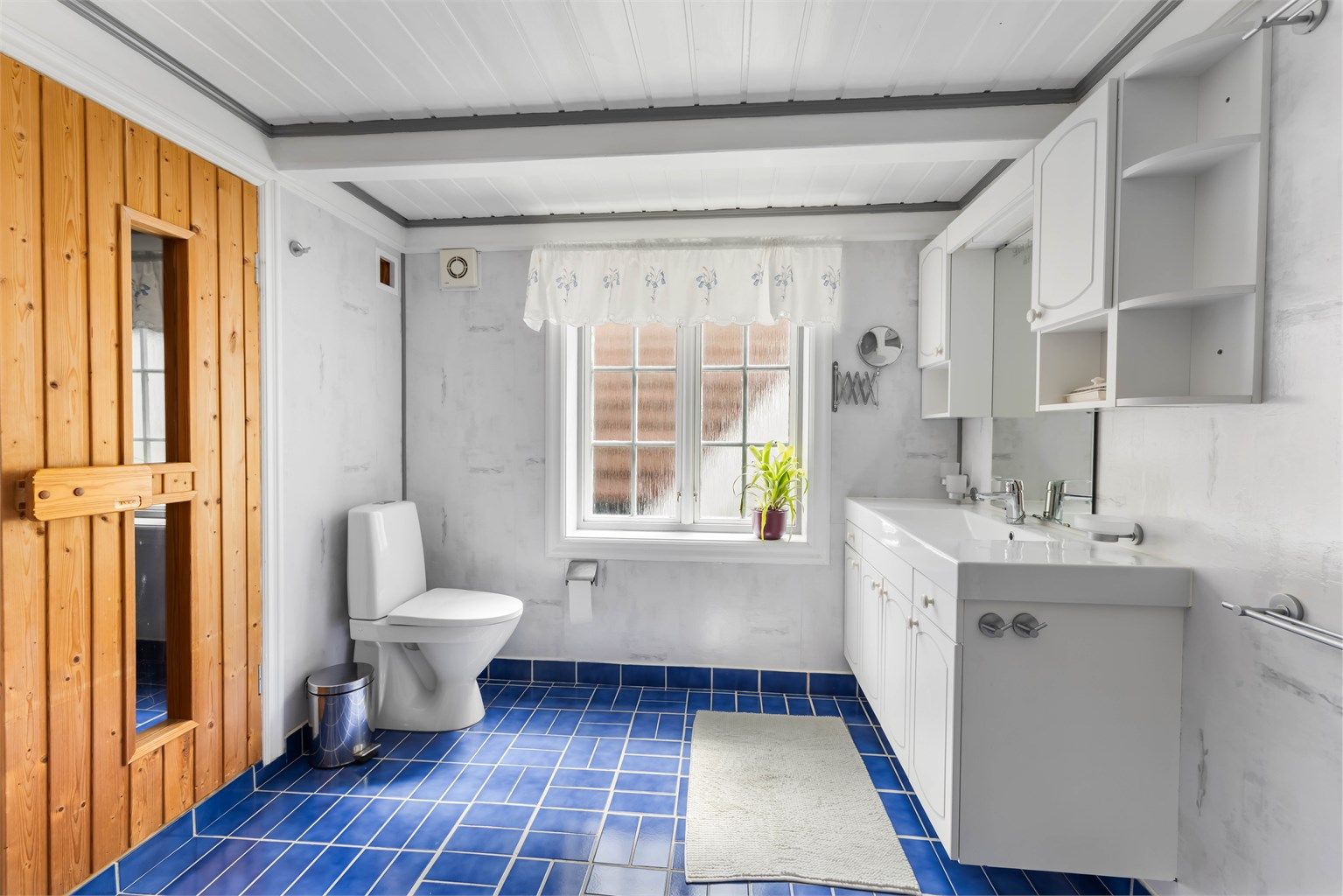 Badet i andre etasje har flislagt gulv med gulvvarme og adkomst til badstue.