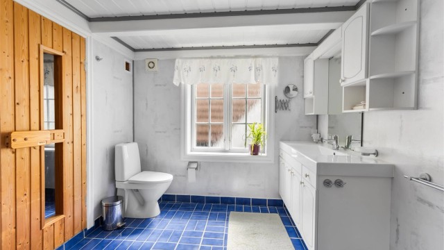 Badet i andre etasje har flislagt gulv med gulvvarme og adkomst til badstue.