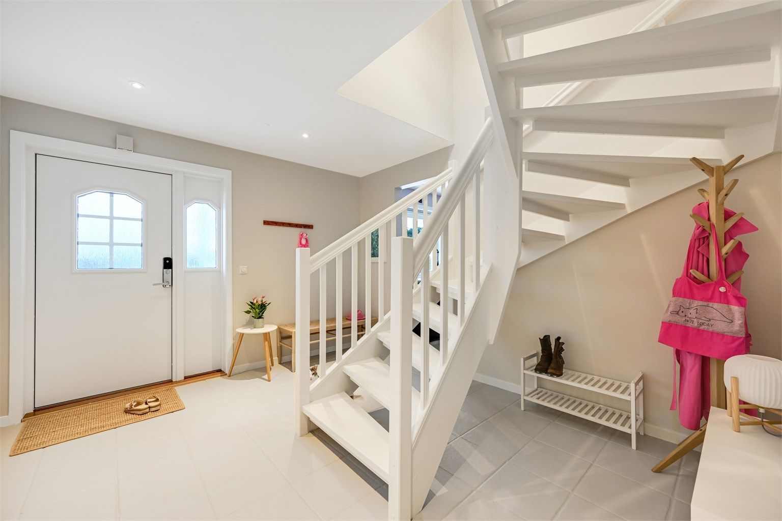 I boligens første etasje er det romslig Hall m/trapp, kjøkken, stue/spisestue, bad/vaskerom og et soverom