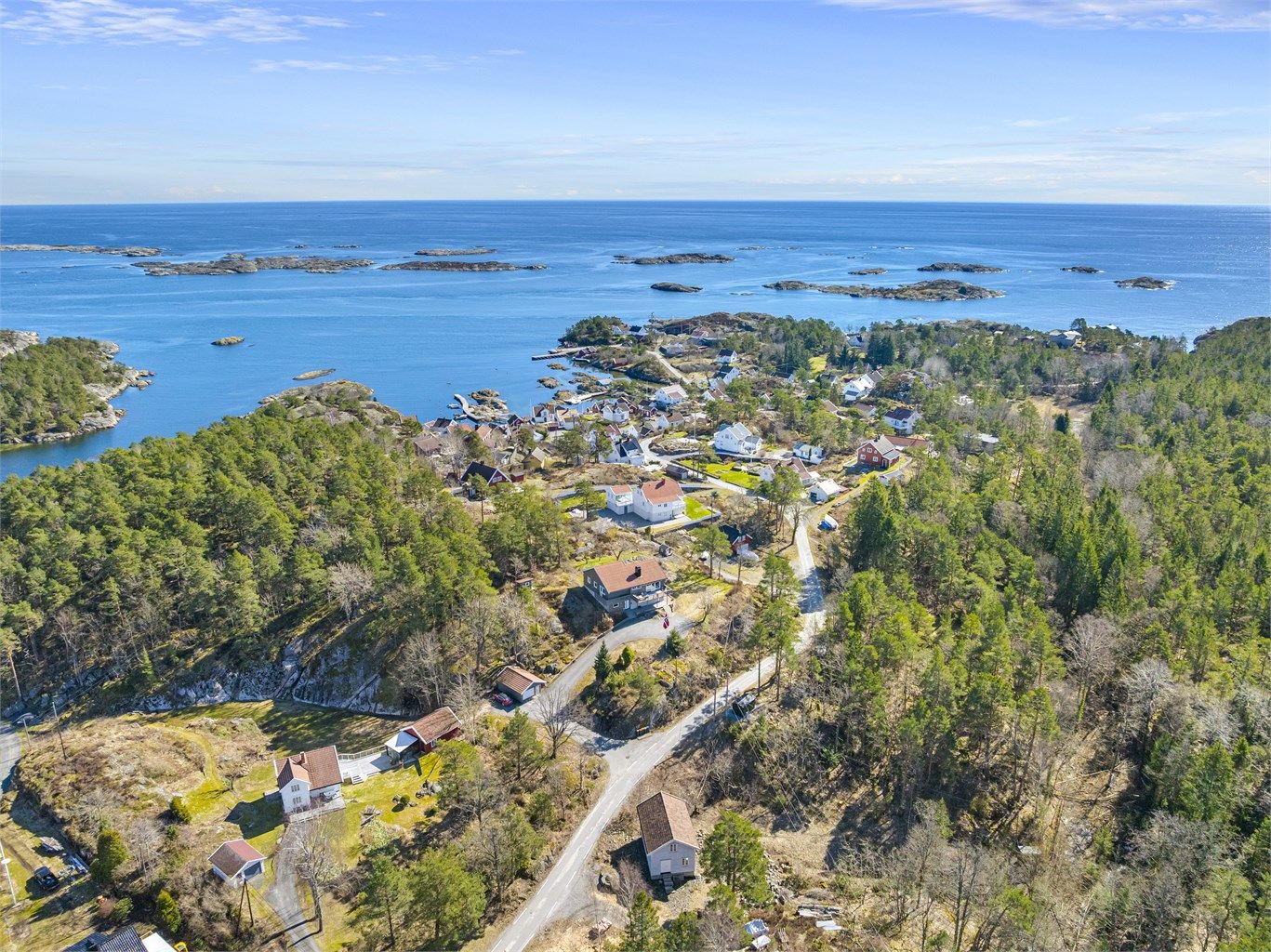 Oversiktsbilde som viser boligens plassering i det etablerte og rolige boligområdet.