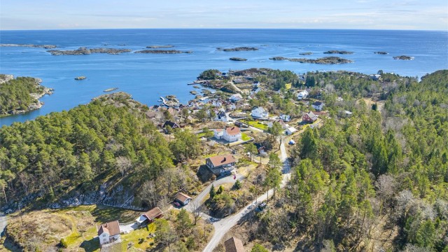 Oversiktsbilde som viser boligens plassering i det etablerte og rolige boligområdet.
