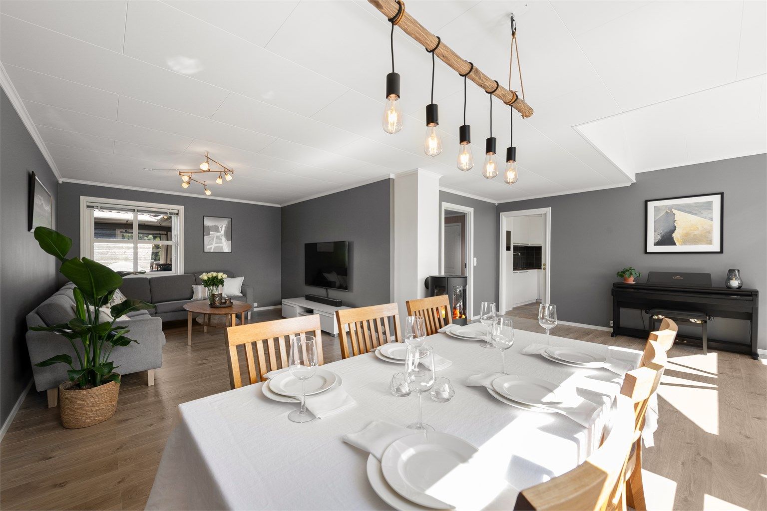 Stuen er romslig og gir fleksibilitet for møblering av både sofagruppe og spisebord.