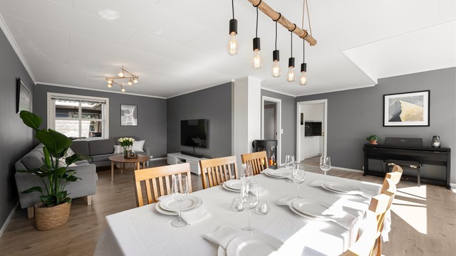 Stuen er romslig og gir fleksibilitet for møblering av både sofagruppe og spisebord.