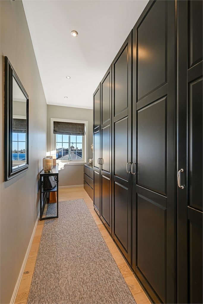 Praktisk walk-in closet!