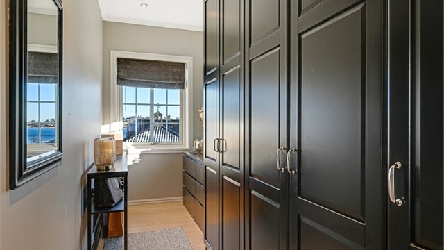 Praktisk walk-in closet!