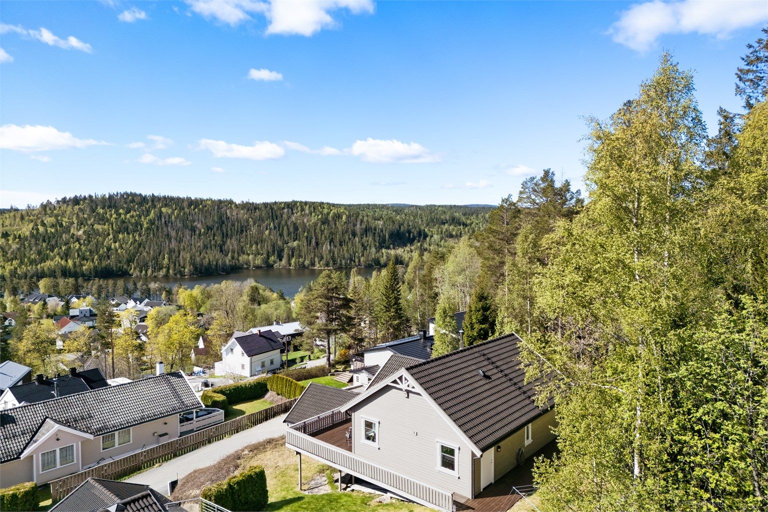 Fra eiendommen er det kort gangavstand til Stordammen, med badeplasser og fine turveier.