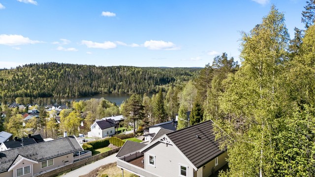 Fra eiendommen er det kort gangavstand til Stordammen, med badeplasser og fine turveier.
