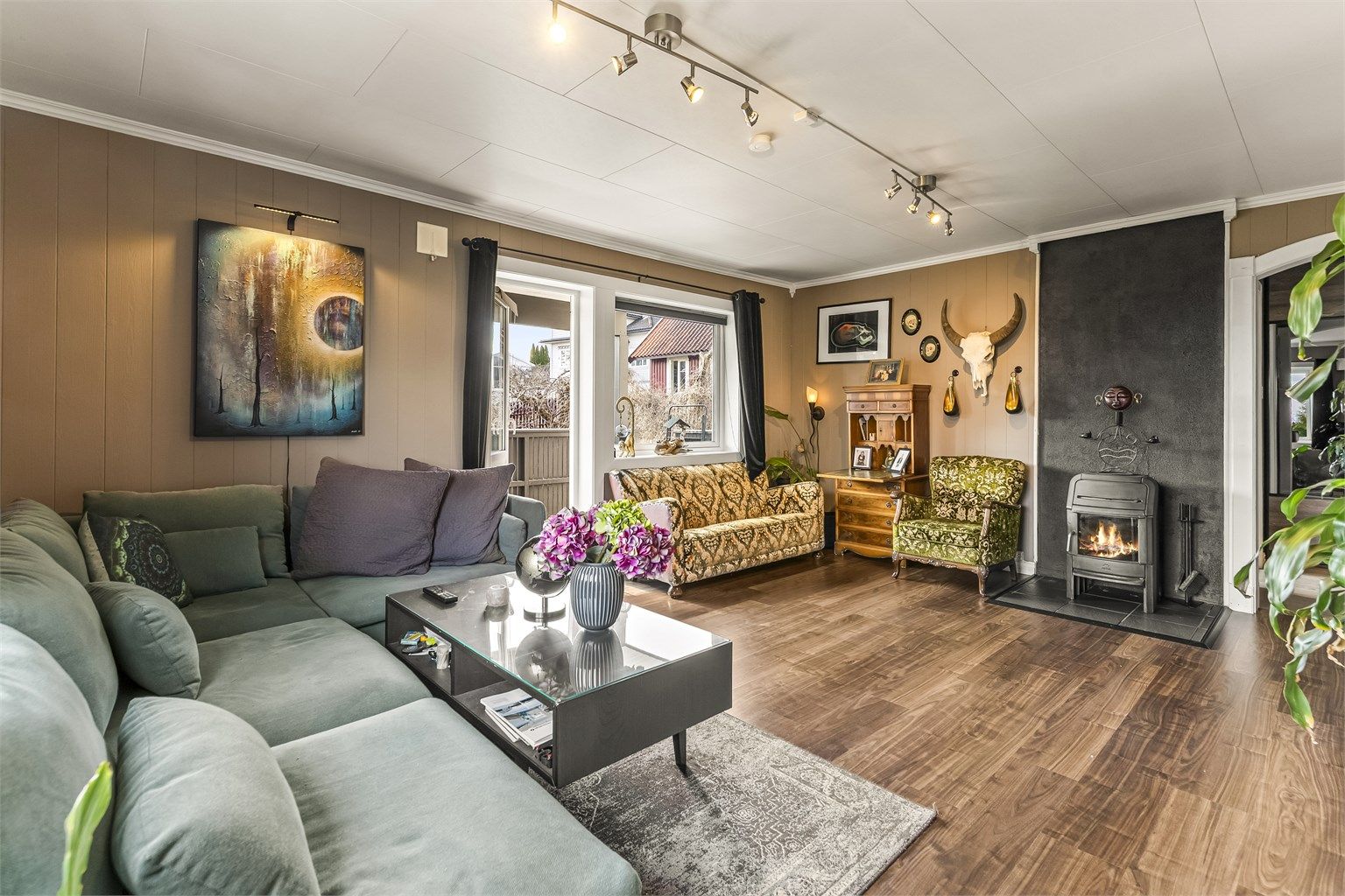 Velkommen til denne gjennomgående leiligheten i et veletablert borettslag. Stuen er romslig, har en hyggelig vedovn og direkte utgang til uteplassen.
