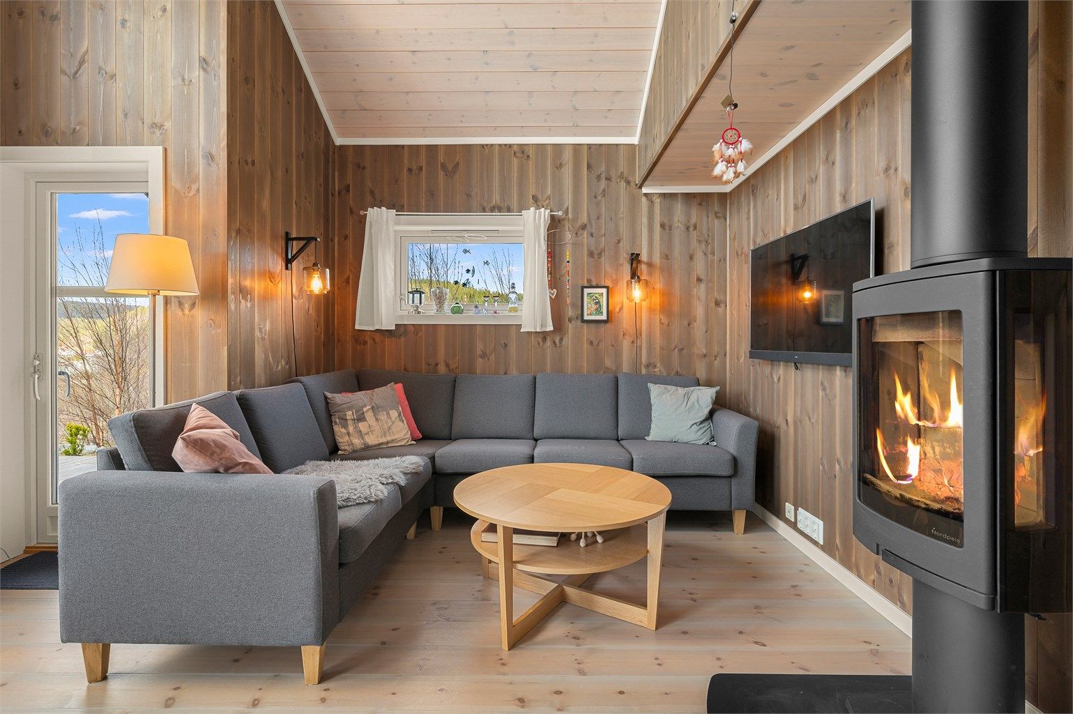 Koselig stue med vedovn som gir god varme og en lun atmosfære på kjøligere dager.