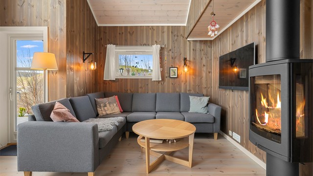 Koselig stue med vedovn som gir god varme og en lun atmosfære på kjøligere dager.