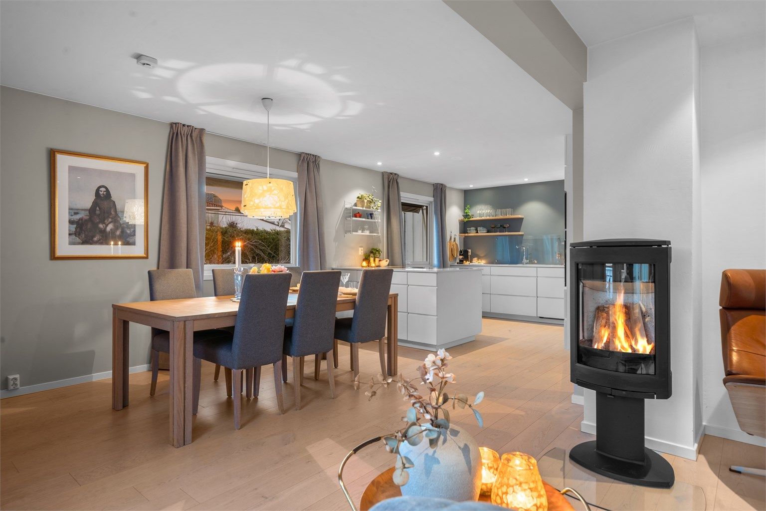 Boligen har en innholdsrik og god planløsning med bl.a. romslig hovedetasje med stort oppholdsrom med stue, spisestue og kjøkken i delvis åpen løsning