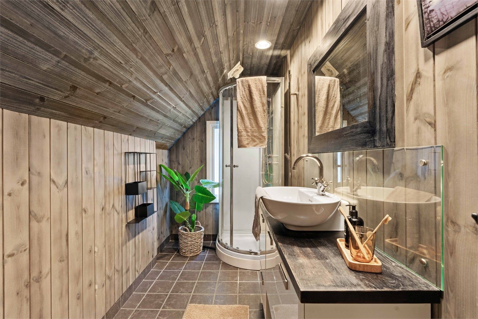Badet i andre etasje ble oppgradert i 2005. Her er det flislagt gulv med gulvvarme og panel på vegger og i himling.