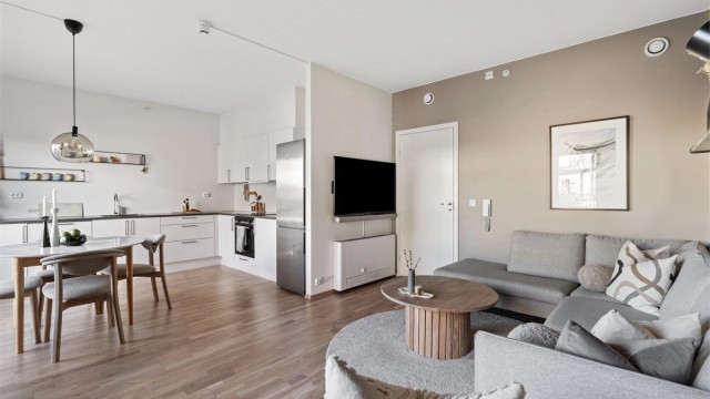 Velkommen til Sandvedhagen 1D, en lekker eierleilighet du kan flytte rett inn til. Her er det 2 soverom, et helfliset bad, medfølgende hvitevarer på kjøkken, god takhøyde og store vindusflater m.m.
Velkommen til visning.
Foto: Martin Norbø