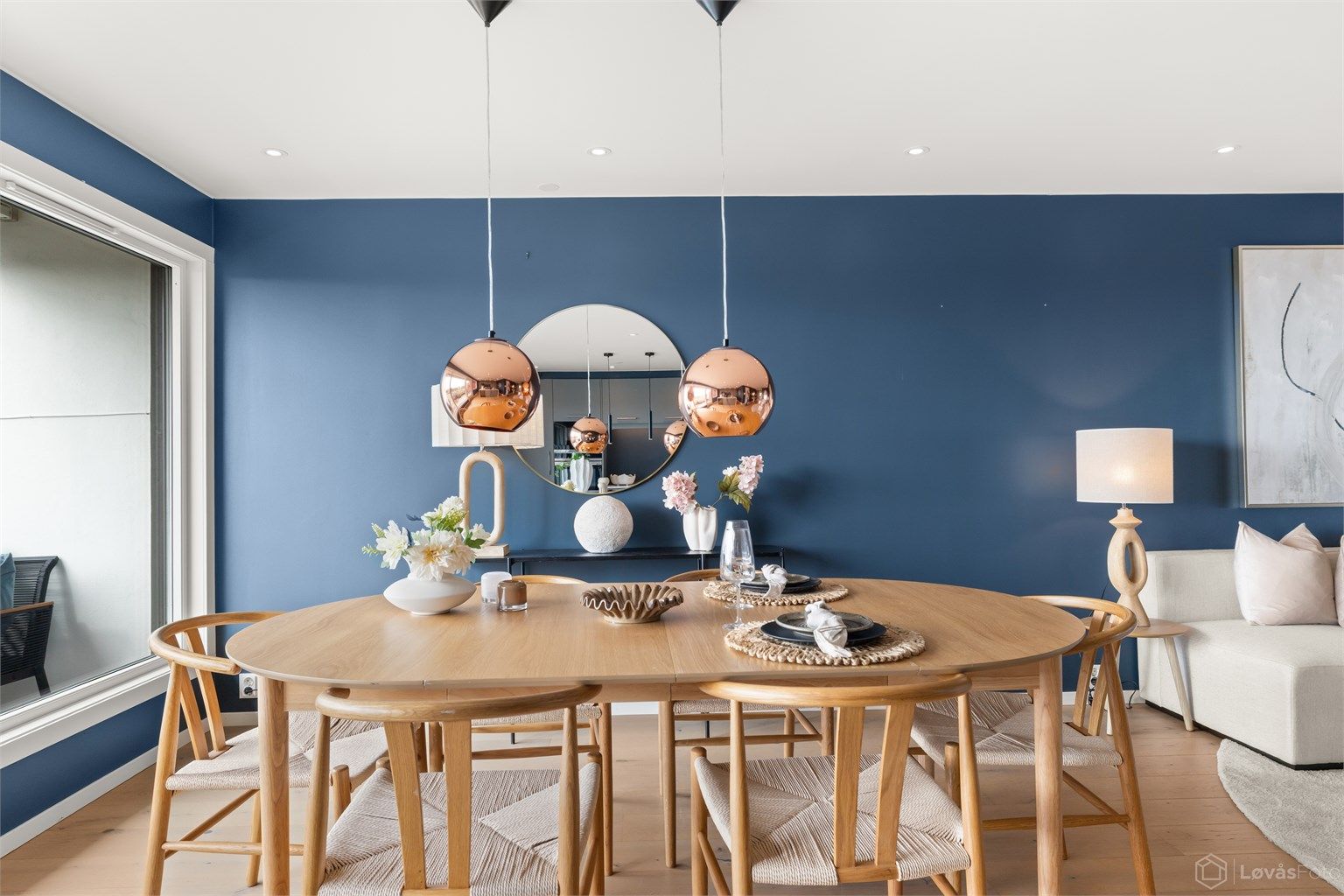 Downlights i himling gir en jevn og god belysning i oppholdsrommene.