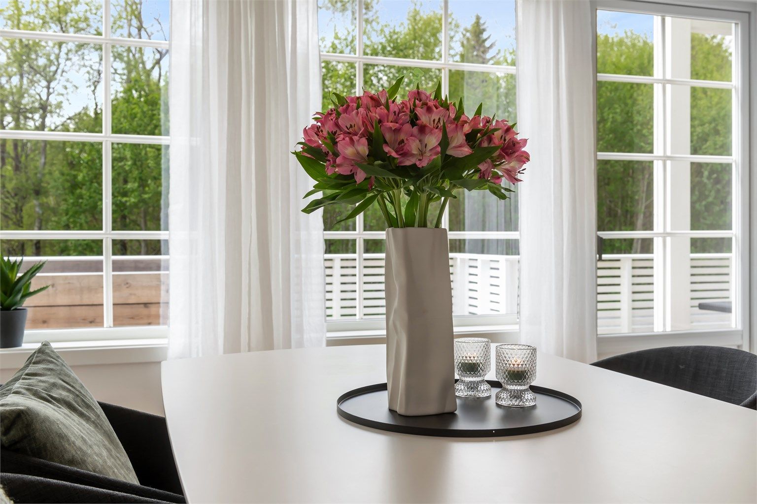 Leiligheten er på 73 m² (BRA-i) og inneholder alt du trenger for en komfortabel hverdag