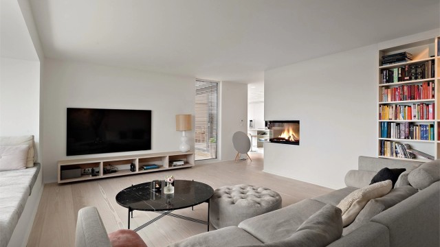 Stue med lyse overflater og plass til sofagruppe og Bunner peis