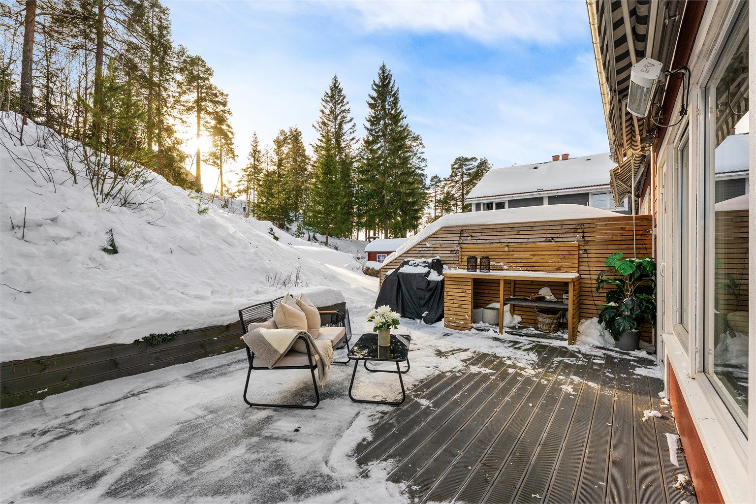 Utvendig byr boligen på solrike uteplasser. Terrassen er uten innsyn fra naboer foran