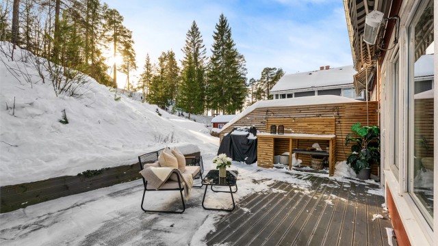 Utvendig byr boligen på solrike uteplasser. Terrassen er uten innsyn fra naboer foran