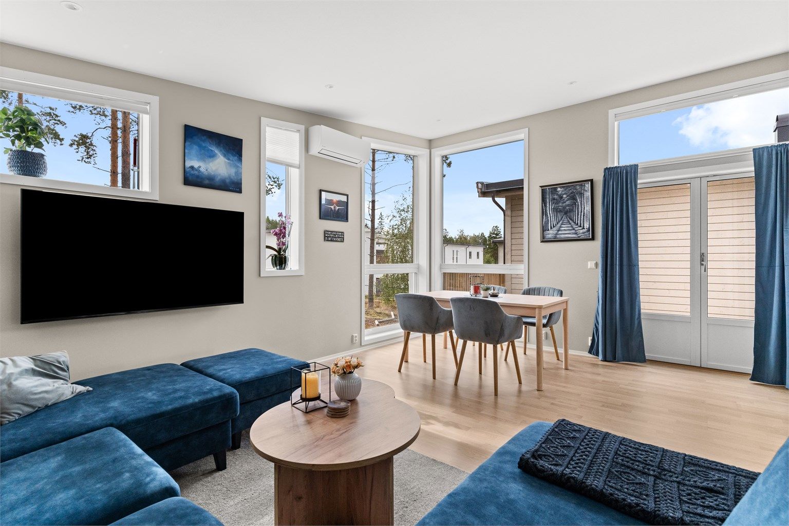 I stuen har du store vindusflater som gir rikelig med naturlig lys.