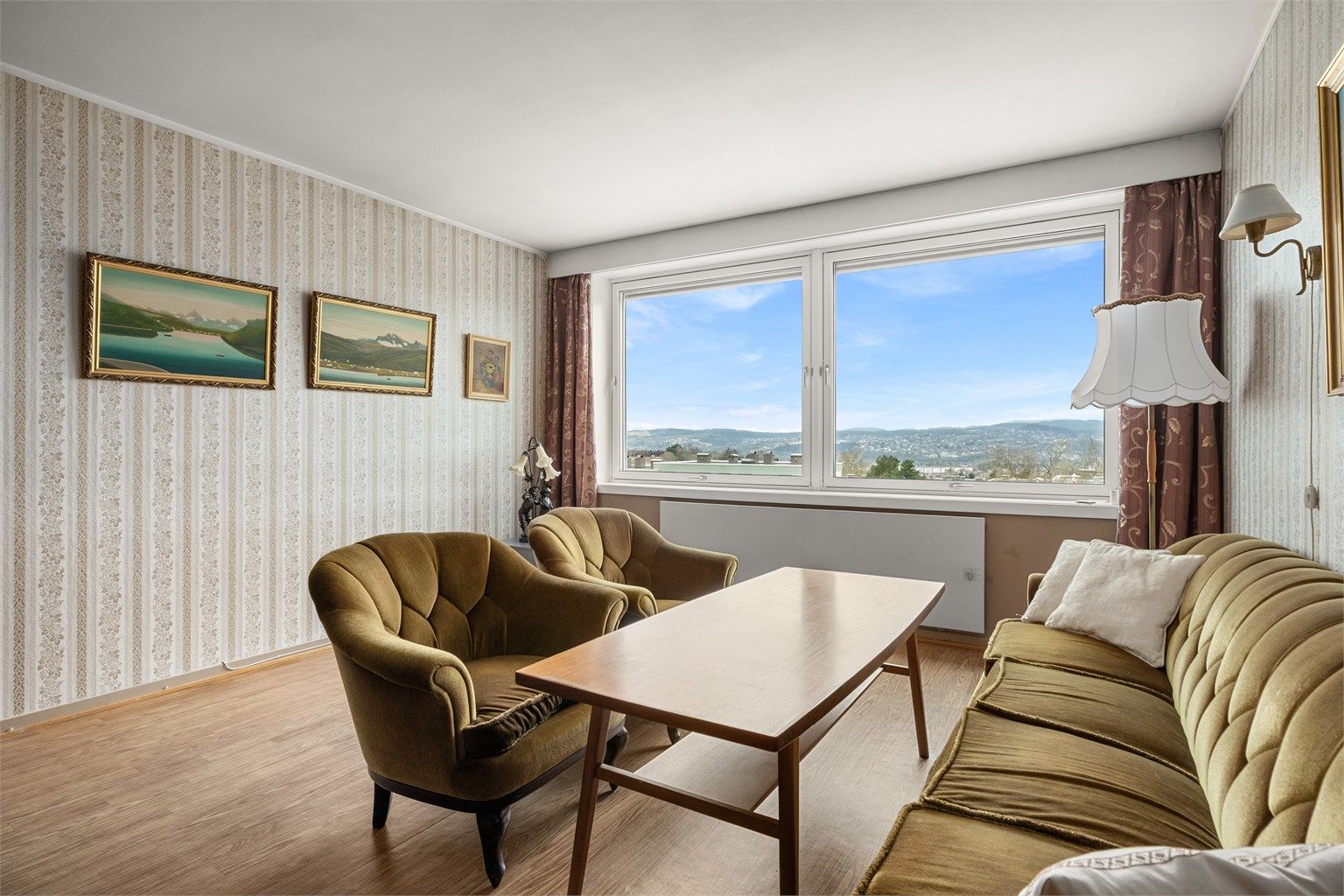 Fra stuen kan du nyte en flott utsikt mot omgivelsene – en kvalitet som virkelig løfter boligen.