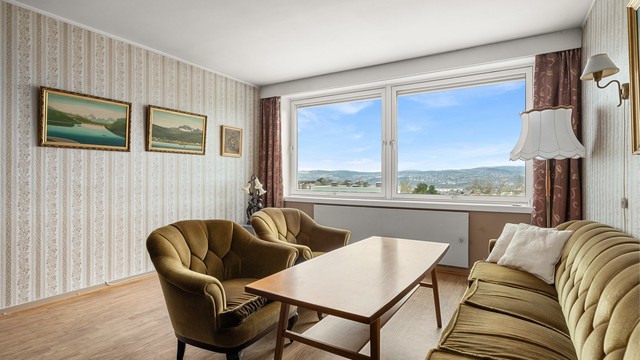 Fra stuen kan du nyte en flott utsikt mot omgivelsene – en kvalitet som virkelig løfter boligen.