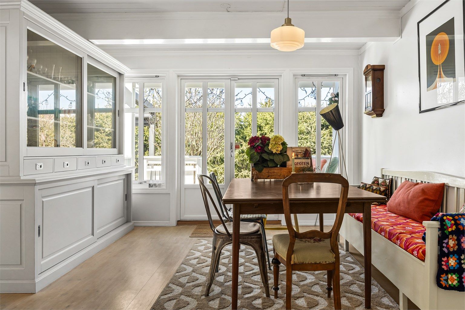 Spisestuen har to-fløyede balkongdører med direkte utgang til en vestvendt balkong på 7 m².