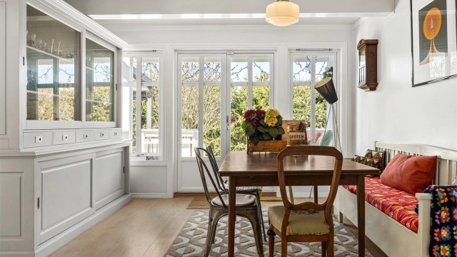 Spisestuen har to-fløyede balkongdører med direkte utgang til en vestvendt balkong på 7 m².